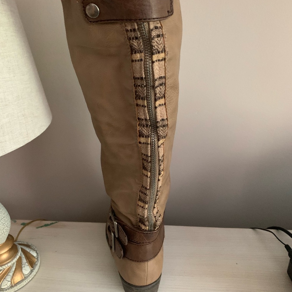 Boots - Picture 4 of 6